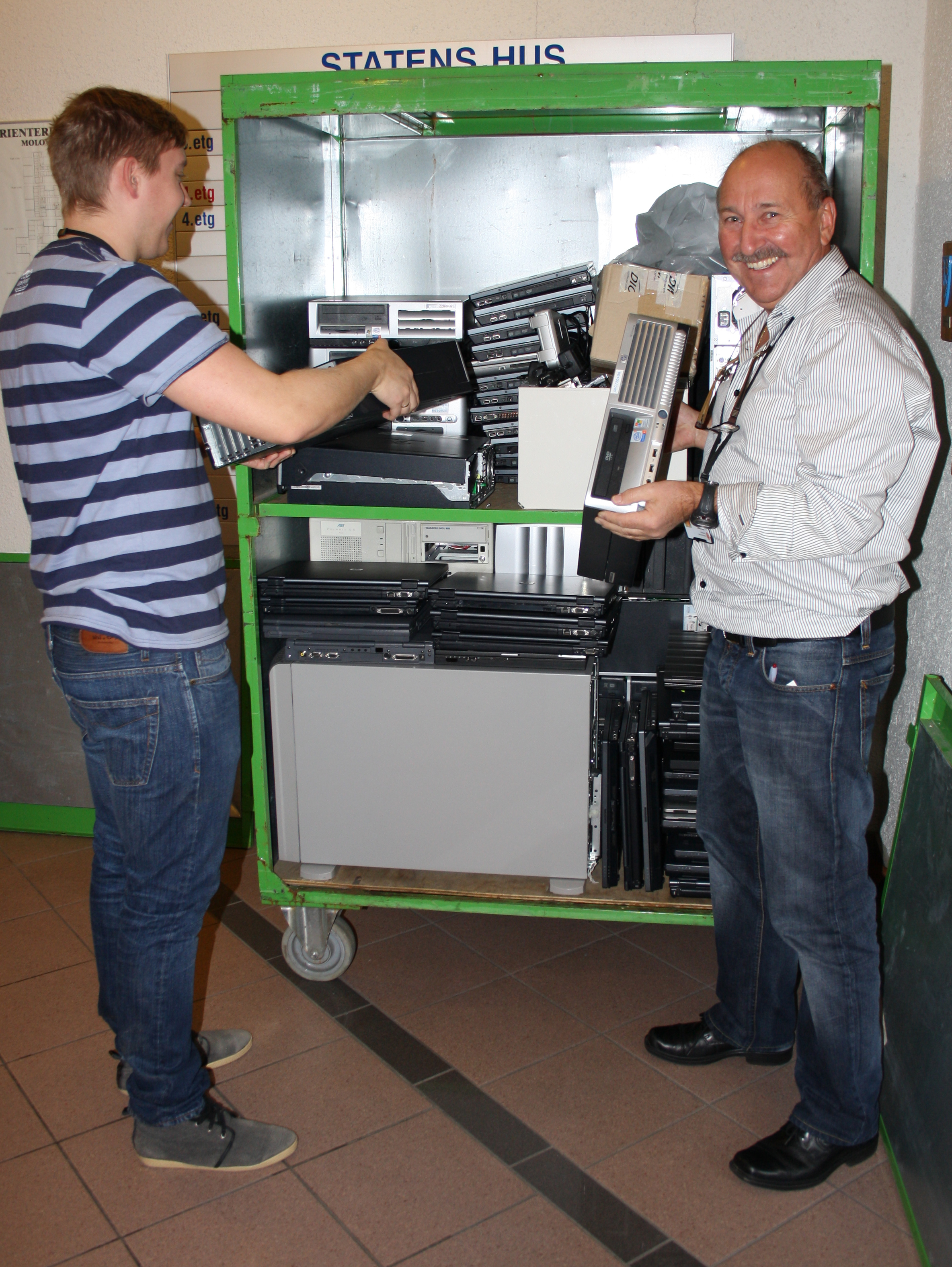 Alexander Ulriksen og Oddne Haugmo sørger for å få levert gamle PCer til resirkulering