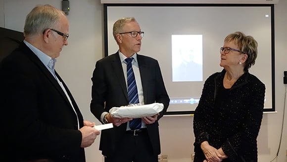 Hadle Nevøy (t.v.) blei takka av som landbruksdirektør hos Fylkesmannen i Rogaland i sist veke av assisterande fylkesmann Harald Thune og fylkesmann Magnhild Meltveit Kleppa.